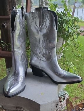 Indigo Rd. Yoley Metallic Silver Vegan Leather Western Boots Size 6.5